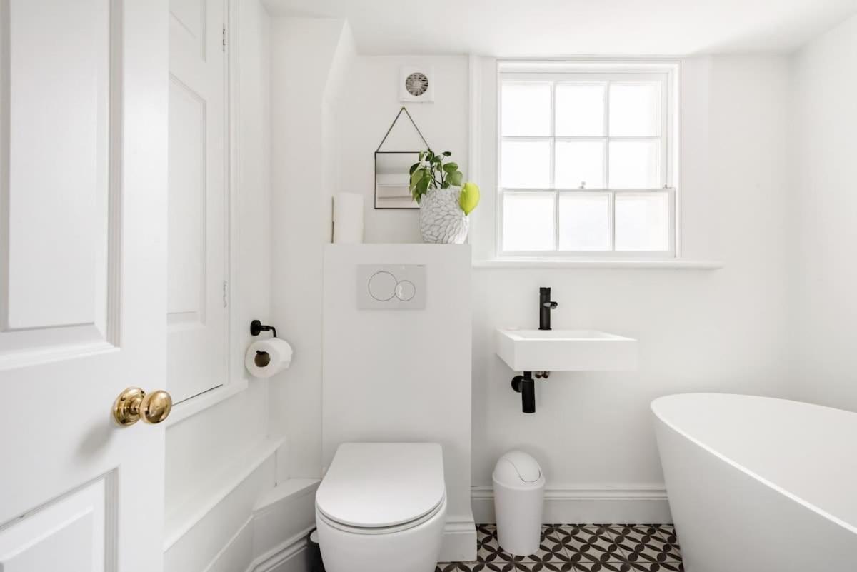 Central Georgian Townhouse With Free Parking Bath Eksteriør billede